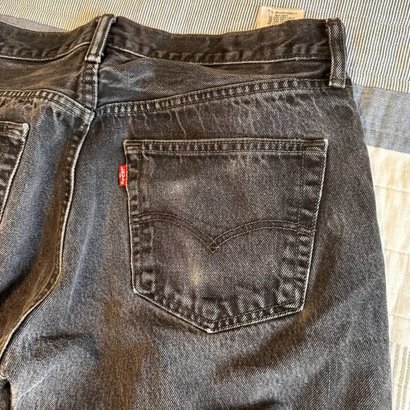 Levi's Jeans Mens 33x32 Black 501 Dark Wash Distressed Cotton Denim Pants - Picture 4 of 8